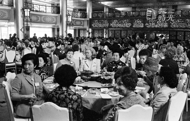 台北國際婦女會舉行一春節晚會，圖為會場鏡頭。圖／聯合報系資料照(1973/02/13  龍啟文攝影)