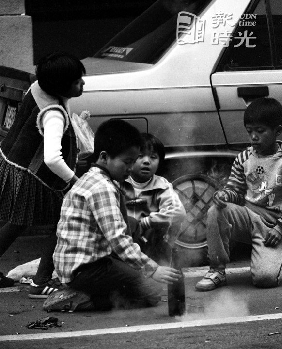 大年初一，小孩子在馬路上玩爆竹情形。圖／聯合報系資料照(1986/02/09  高鍵助攝影)