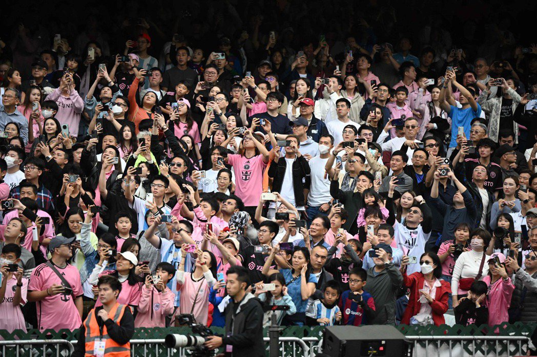 滿場球迷大多都穿上梅西的粉紅色國際邁阿密主場球衣、或是藍白阿根廷國家隊球衣，殷切...