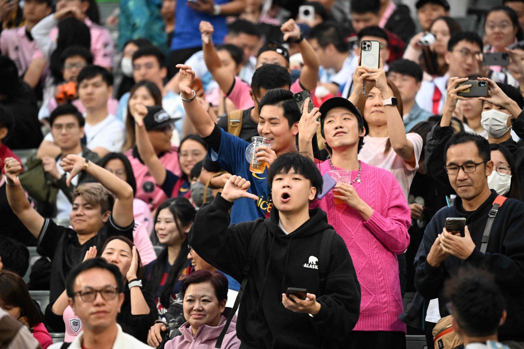 因梅西未上場而大為光火的香港球迷。 圖／法新社