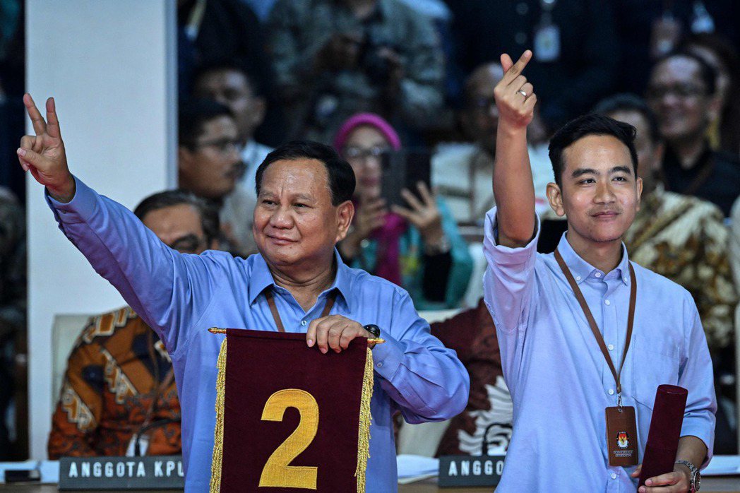 印尼總統大選，2號正副總統候選人分別為現任防長普拉泊沃（左）與現任總統佐科威的長...