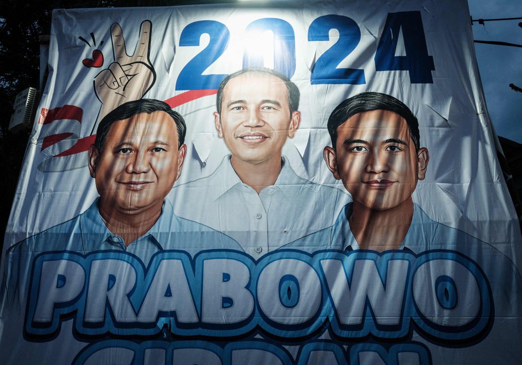 印尼總統佐科威（中）全力協助長子吉布朗（右）在這次總統大選中爭得一席之地，佐科威...