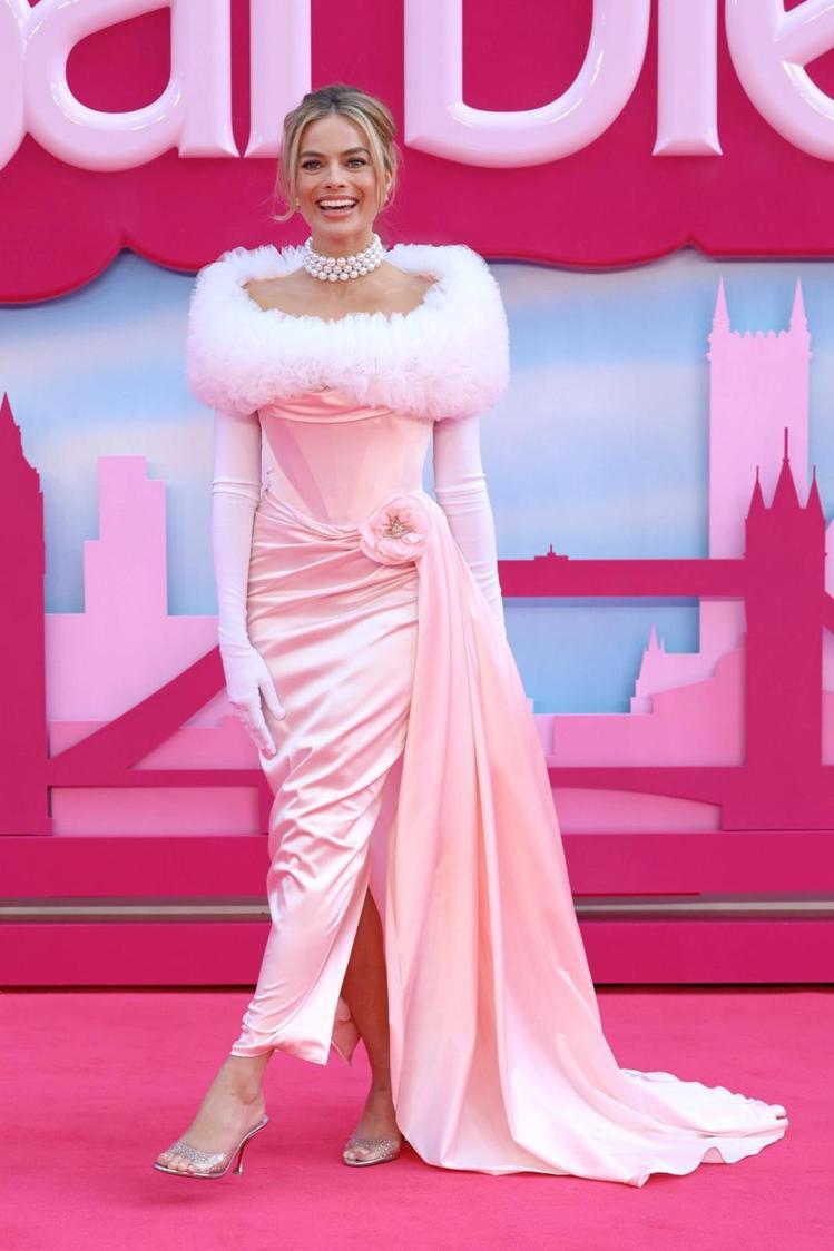 瑪格羅比穿Vivienne Westwood高訂禮服配Christian Louboutin水鑽裝飾銀色高跟鞋出席電影「芭比」的倫敦首映。圖／Christian Louboutin提供