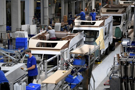 德國工廠訂單意外上升，表明在這個歐洲最大經濟體努力應對工業低迷之際出現了小幅反彈。 路透