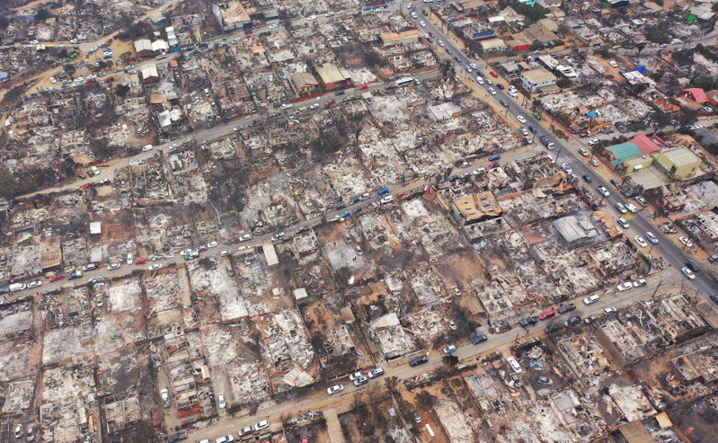 智利野火肆虐後被燒毀房屋的鳥瞰圖。至少已有122人因此喪命，智利也展開為期兩天的全國哀悼。  法新社