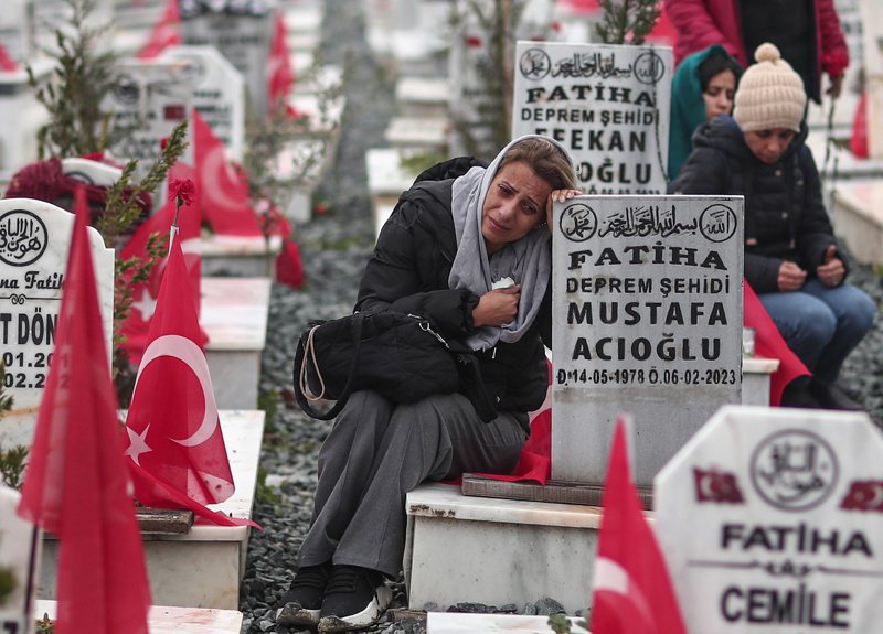 蹂躪土耳其東南部的強震今天屆滿週年，逾1萬民眾稍早齊聚受創最重的哈泰省，參加守夜追悼活動。歐新社