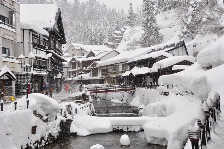 被大雪覆蓋的山形縣銀山溫泉充滿了夢幻感。　圖：日本旅行情報局／提供