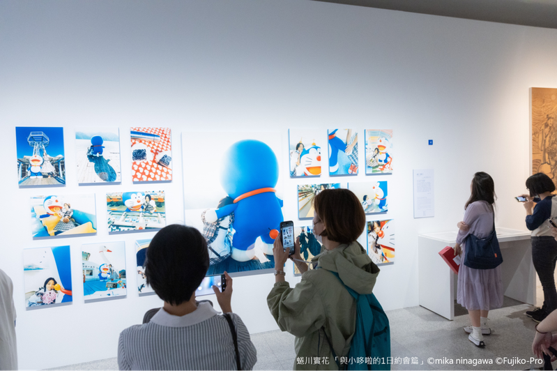 展場實景照。蜷川實花 「與小哆啦的1日約會篇」©mika ninagawa ©Fujiko-Pro。圖／聯合數位文創提供
