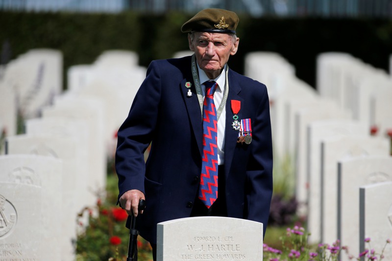 英國曾在兩次世界大戰期間徵兵。圖為參與過二戰諾曼地登陸的英國退伍軍人普萊爾2019年在紀念儀式悼念當年陣亡的同袍。法新社