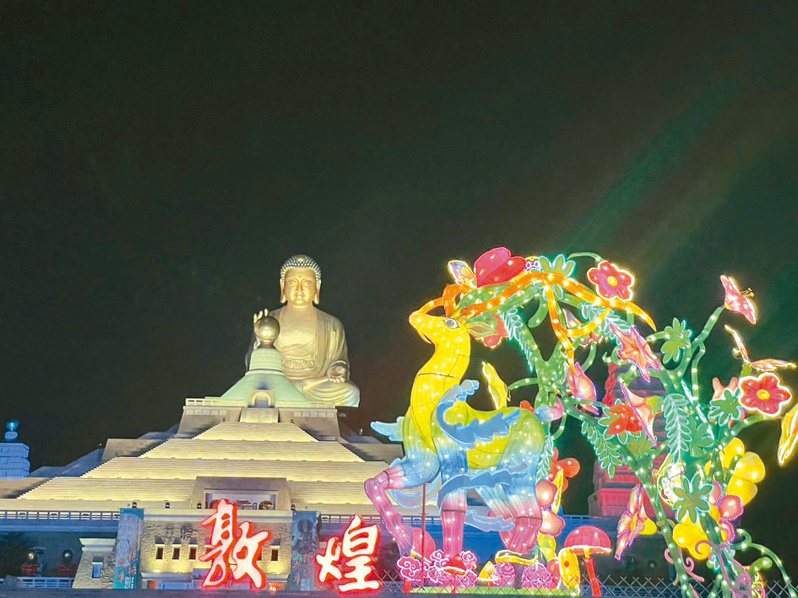 美麗的九色鹿花燈在佛陀紀念館綻放絢麗光彩。記者蔡世偉／攝影