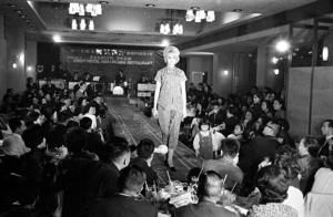 1964年2月7日，三位美國佳麗，在台北第一大飯店舉行服裝表演，現場擠了約一千名中外來賓。圖／聯合報系資料照片