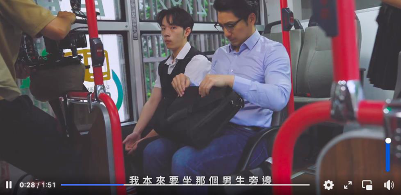 台北市長蔣萬安在影片中飾演搭公車通勤的上班族，還不小心當了電燈泡。圖／引用自蔣萬安臉書
