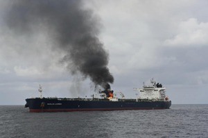 葉門叛軍在紅海隨意攻擊商船，造成全球貿易緊張。圖為被葉門叛軍擊中的油輪。美聯社