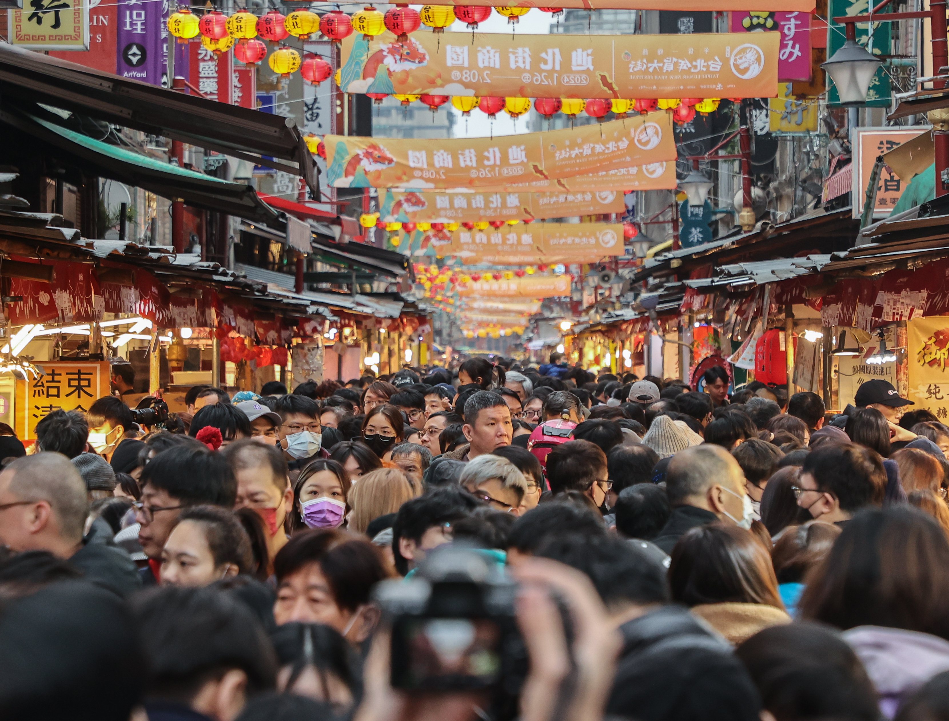 台北市迪化年貨大街，吸引大批人潮來採購。聯合報記者曾原信／攝影
