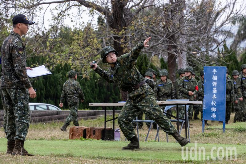 入伍生手持訓練用手榴彈進行手榴彈投擲訓練。記者季相儒／攝影