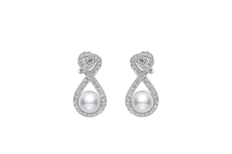 Mikimoto Ruyi Collection珍珠鑽石耳環，18K白金鑲嵌鑽石，搭配日本Akoya珍珠，約22萬5,000元。圖／MIKIMOTO提供