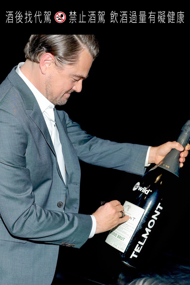 李奧納多親自為6 公升瓶裝Mathusalem天夢香檳簽名。圖／天夢香檳提供   提醒您：禁止酒駕 飲酒過量有礙健康