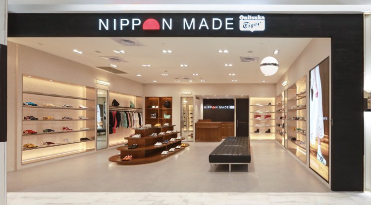 NIPPON MADE首間形象專門店，店招主要以「NIPPON MADE」為主，近似「日本」的日文發音，說明品牌對於職人工藝與在日生產的驕傲。圖／Onitsuka Tiger提供