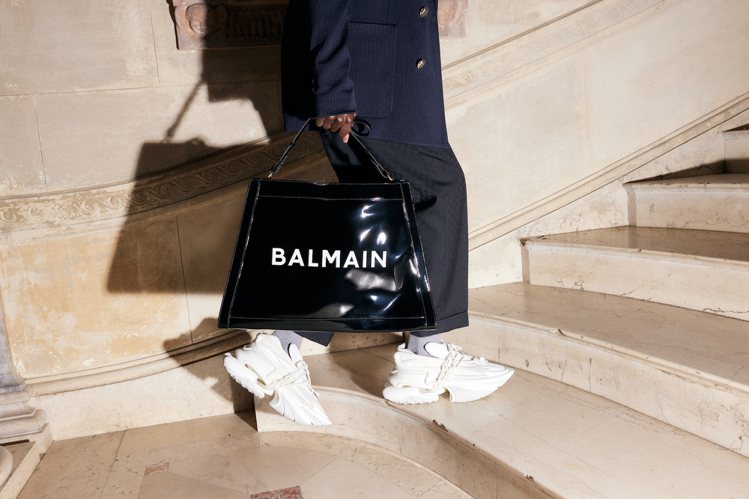 Balmain並推出全新Main Lab系列，強調極簡的黑白、銳利時髦的線條，僅限全球17間Balmain精品店舖販售。圖／Balmain提供