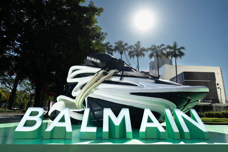 法國時尚品牌BALMAIN於台中大遠百外打造了巨型UNICORN裝置，將為期間限定展出、直至2月15日為止。圖／Balmain提供
