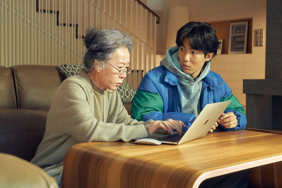 尹汝貞(左)飾演知名建築師。圖／車庫提供