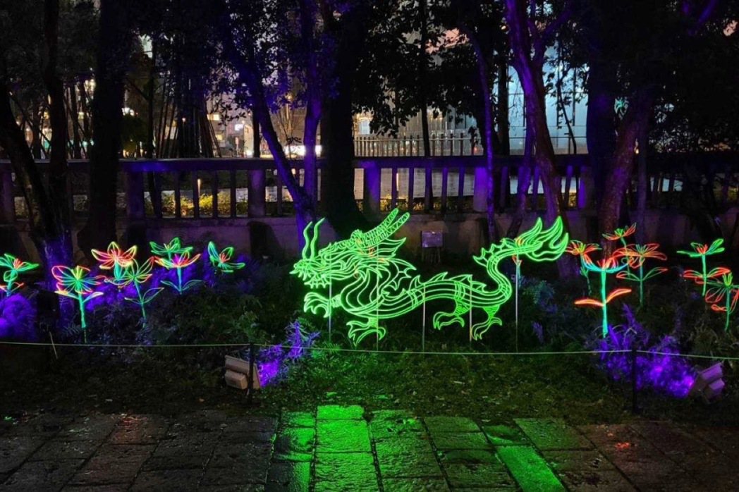《咚龍咚龍鏘》光環境裝置在松菸口迎接民眾。 圖／松山文創園區提供