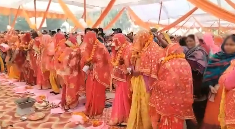 印媒稱，印度北方邦（Uttar Pradesh）伯利亞（Ballia）1月25日有逾200對「新人」透過參加集體婚禮來假結婚，以騙取政府補貼，圖為2024年1月31日在網上流傳的影片截圖，新人參加集體婚禮的情況。圖／擷自「X」@syedrafi