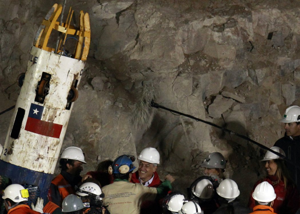 皮涅拉第一次總統任期內，最出名的事蹟是2010年的科皮亞波礦難（又稱智利礦災）救...