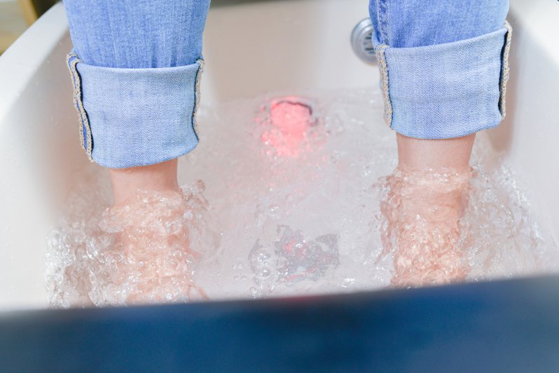 有網友想透過泡腳改善足部冰冷的問題，但擔心若買了泡腳桶，最終會淪為擺飾。示意圖／ingimage