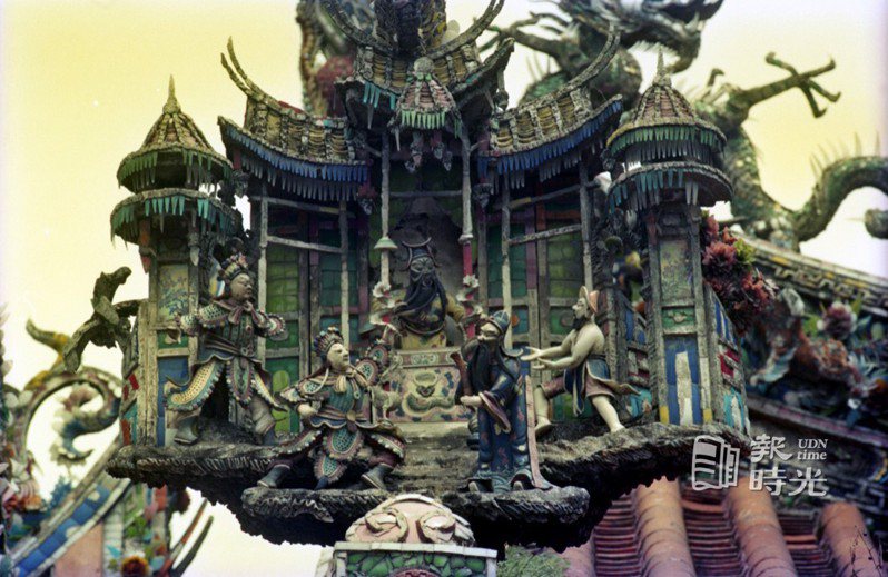 三峽祖師廟裡的雕刻以銅、石、木雕為主，其中有鏤空雕、浮雕、陰陽雕刻、傳統雕刻和圓形雕等。圖／聯合報系資料照(1993/08/23  游輝弘攝影)
