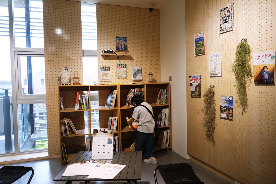 3樓的圖書角落，可以在這裡翻閱各類戶外雜誌與書籍。photo by elif c...
