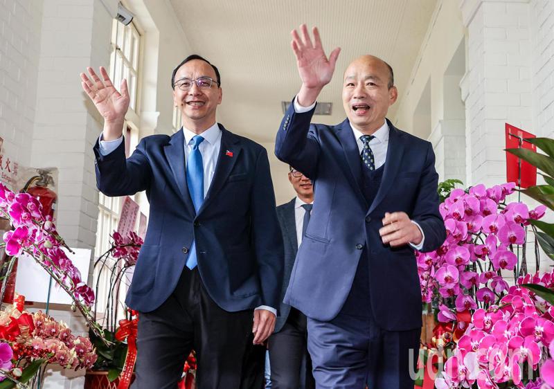 立法院長韓國瑜（右）上任後首場外賓接見，國民黨主席朱立倫（左）為嘉賓，兩人一同向媒體揮手致意。圖／聯合報系資料照片