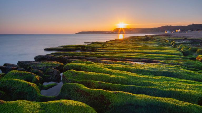 新北市金山區的神秘海岸，是一片隱藏的海灘寶地。 Photo: Getty Images