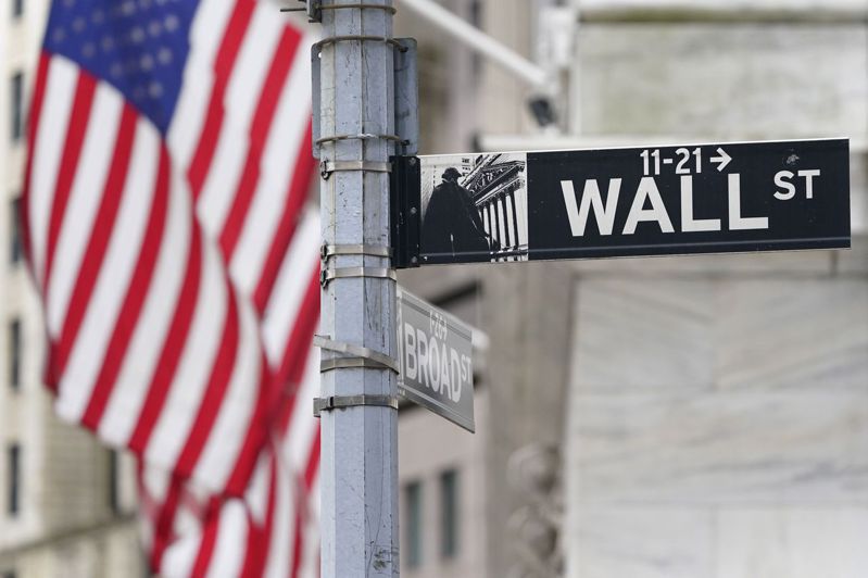華爾街股市今天開低，投資人靜待聯邦準備理事會（Fed）官員發表評論，及美國即將公布的重要通膨數據。波音（Boeing）則在宣布執行長將下台後，股價上漲，抑制道瓊跌幅。（美聯社）