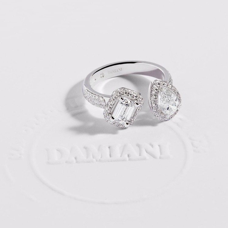 DAMIANI Minou系列18K心形切割鑽石與枕形切割鑽石戒指。圖／戴美安妮提供