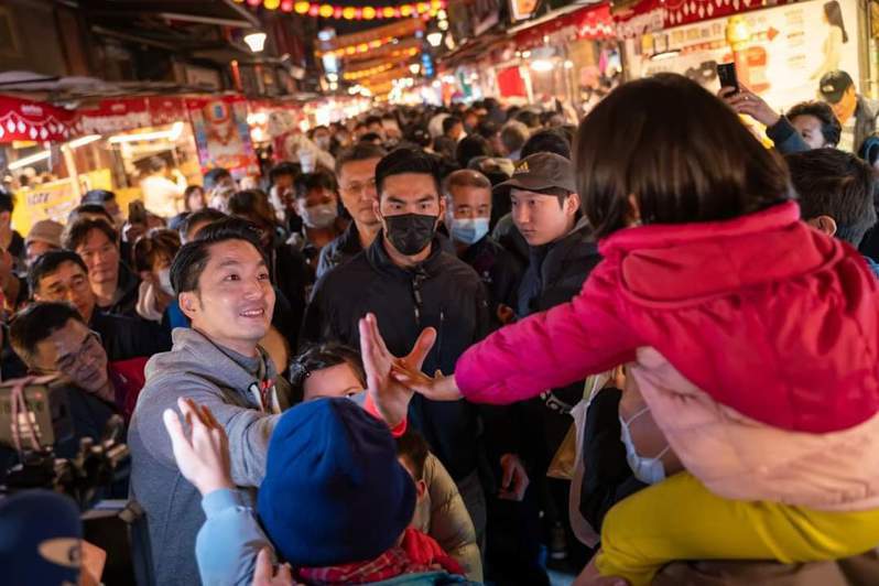 蔣萬安今天在臉書表示「年味更多，菸味更少」是他與市民朋友對臺北年貨大街共同的嚮往。圖/引用自蔣萬安臉書