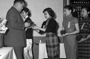 1956年2月8日，台北市烹飪工會響應春節，特此舉辦敬軍花義賣活動。圖／聯合報系資料照片