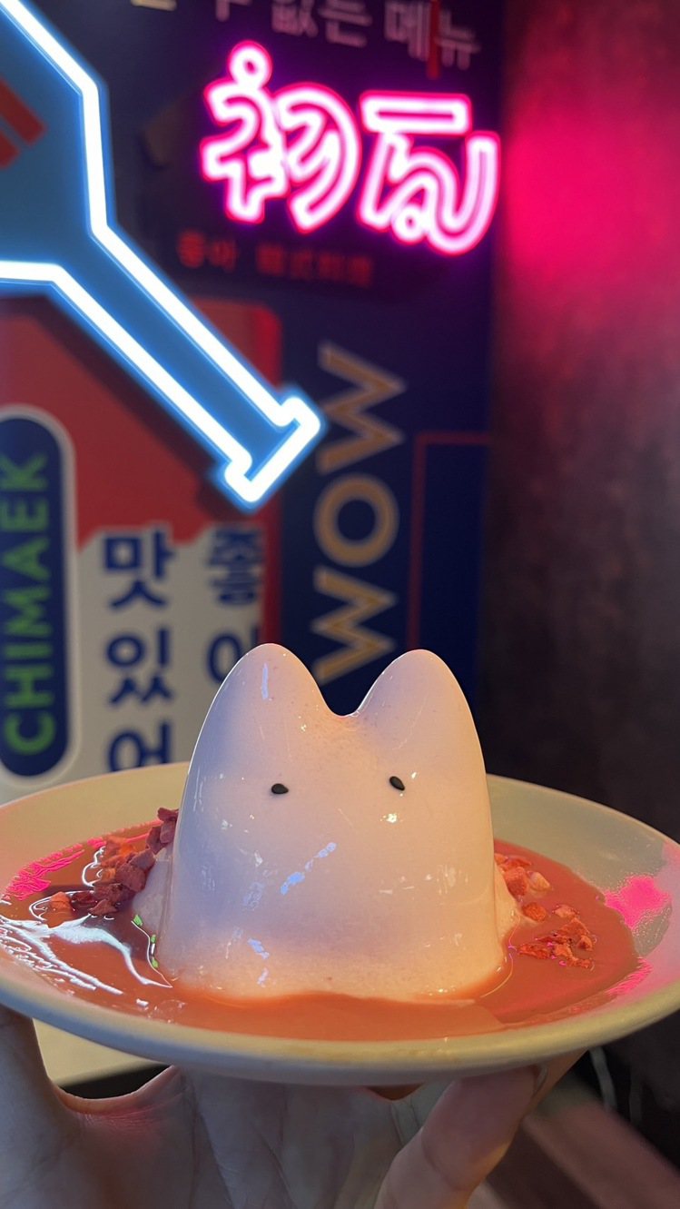 沒有情人，也可約好友到韓式料理「初瓦」浪漫用餐，2月15日至4月底消費即贈粉紅奶凍喵喵1隻。圖／王品集團提供