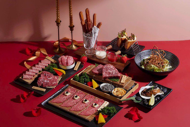 「最肉燒肉」即日起至2月29日推出「情人節限定套餐」，享情人節限定的人氣甜點「草莓戀人荔香吉拿棒」。圖／王品集團提供