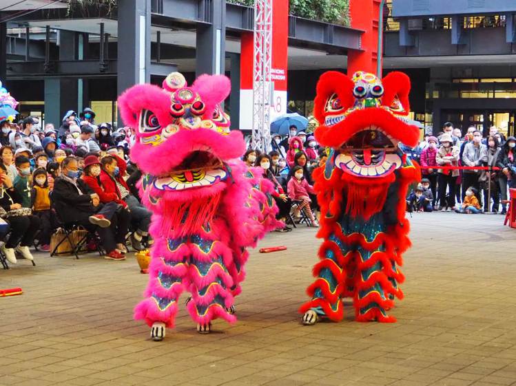 台北信義新天地初一到初四帶來舞龍、舞獅、戰鼓等節目，讓民眾感受熱鬧春節氣氛。圖／新光三越提供