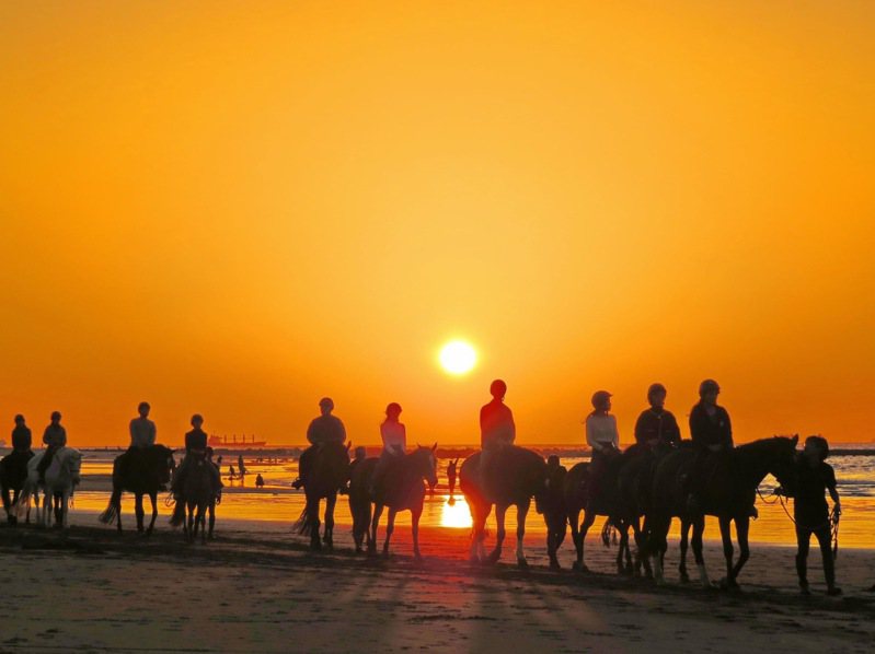沙崙海灘風景優美吸引不少國內外愛馬人士到此遊憩。圖／郭淑美提供