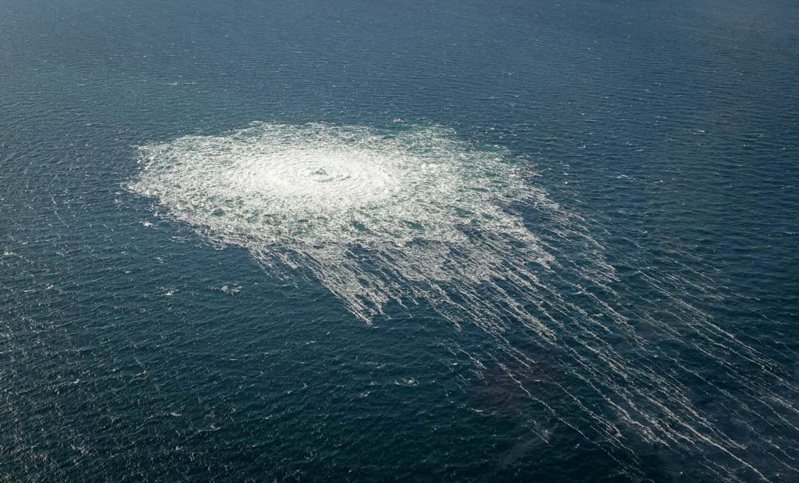 2022年9月27日，北溪2號管線受損，管線中氣體外洩至海面形成氣泡。路透