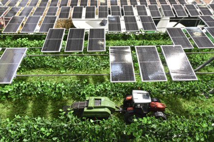 歐盟決策官員6日針對新規範達成共識，將推動太陽能、風能、燃料電池等乾淨科技的在地生產。 （美聯社）