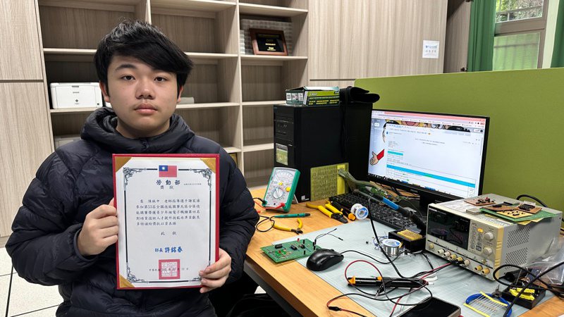 泰山高中電子科學生謝宸濬，獲第53屆全國技能競賽北區賽青少年組電子職類第4名。圖／教育局提供