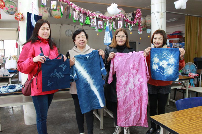 921大地震時台中東勢受災嚴重，一群當地人見災後婦女需要一技之長，成立「細手物染」工作室推出服飾，也照顧許多在地新住民。 中央社