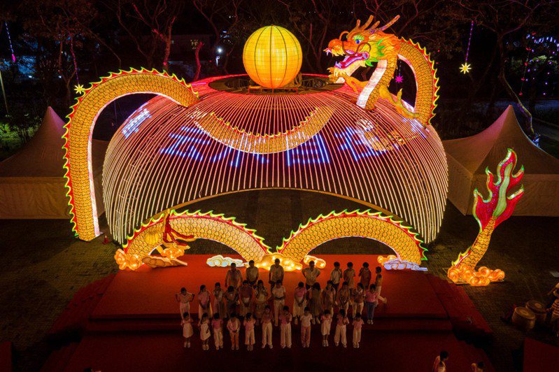2024年佛光山東禪寺平安燈會的焦點之一是一條壯觀的吉祥金龍主題燈，長達288呎，主題燈區將呈現壯觀的燈海。圖╱馬來西亞佛光山提供