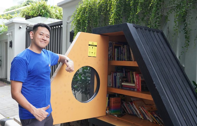 印尼青年法瑞德（Farid Hamka）从2021在自家门口打造具有北欧风格、宛如蜂巢的木制书柜，作为免费书本交换站。 中央通讯社(photo:UDN)