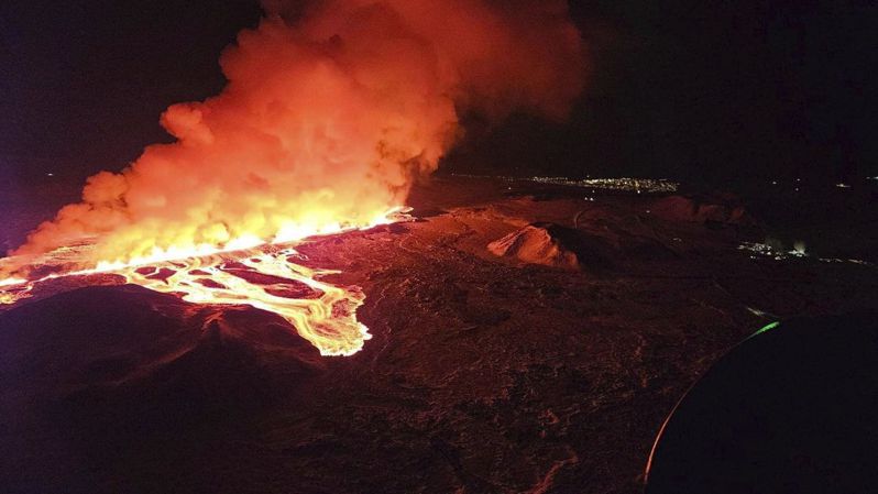冰島西林加菲北部一座火山於當地時間8日上午6點開始噴發，地縫噴出亮橘色熔岩噴泉。 圖／美聯社