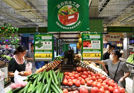 大陸官方指出，2024年1月的CPI年減0.8%。圖為大陸民眾購買生鮮蔬果。（新華社）