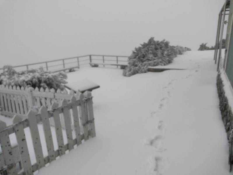 玉山今天清晨下雪，北峰氣象站積雪達5公分，觀測站人員經過雪地上留下一行足跡。圖／玉管處提供